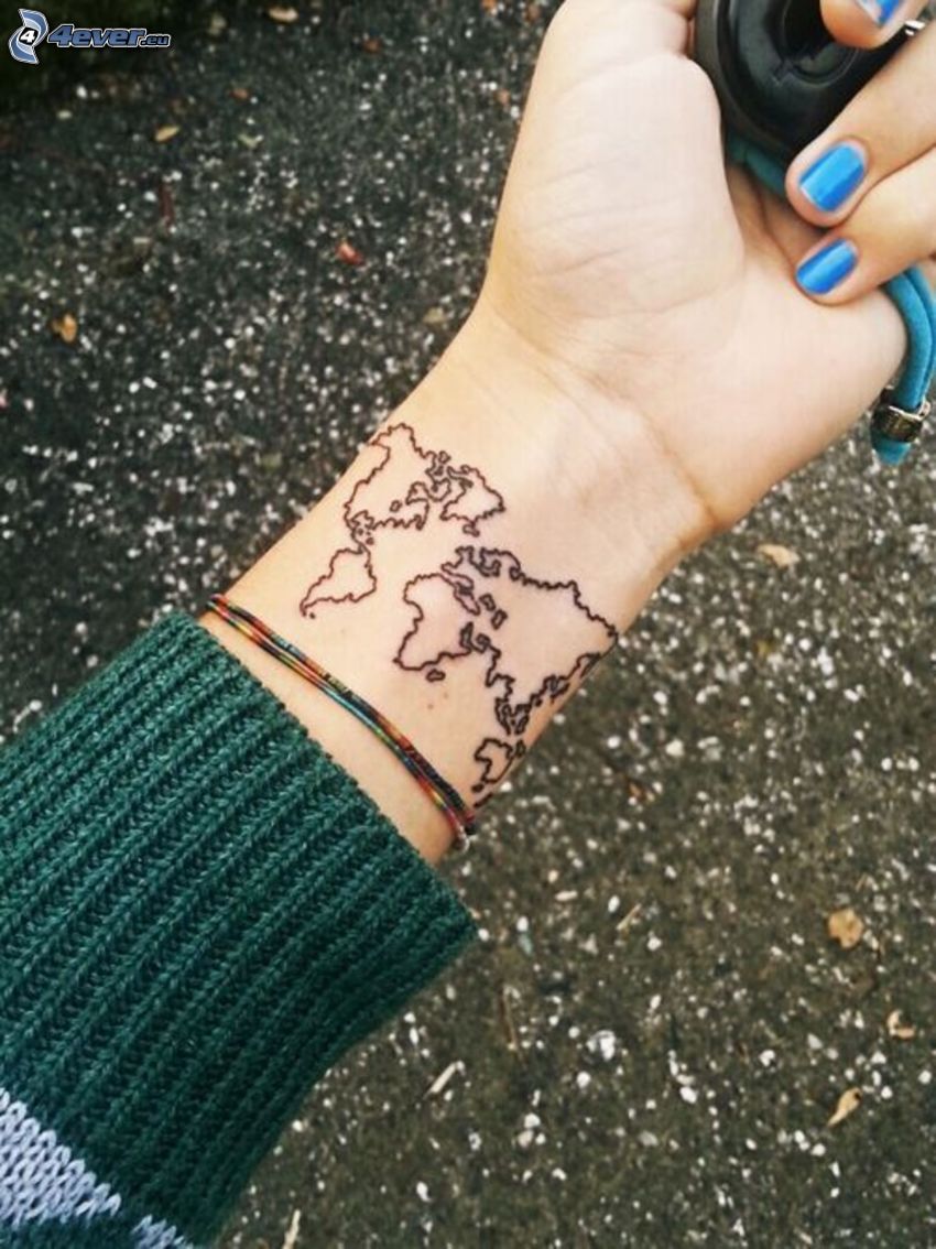 tetovanie, mapa sveta, zápästie, nalakované nechty