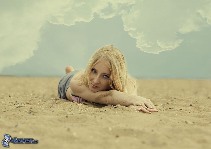 blondínka, piesok, oblaky