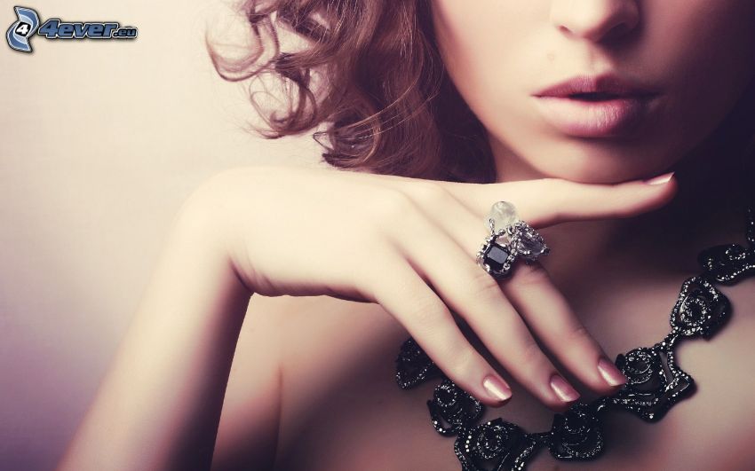 brunetka, prst, prsteň, náhrdelník