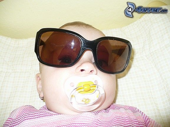 dieťa s okuliarmi, cumlík, slnečné okuliare