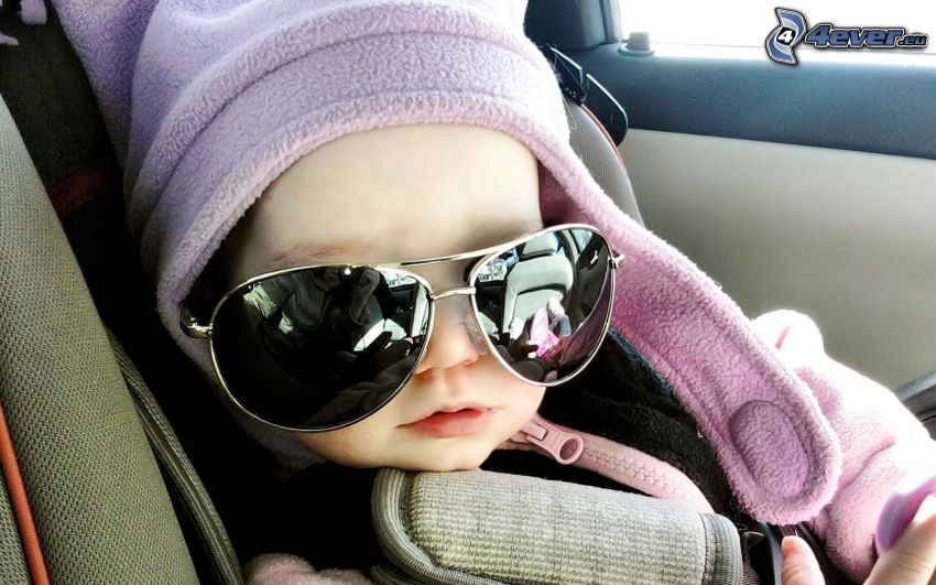 dieťa s okuliarmi, slnečné okuliare
