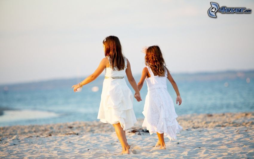 dievčatá, piesočná pláž, biele šaty