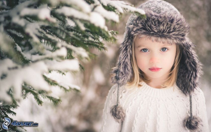 dievčatko, čiapka, ihličnaté konáre, sneh
