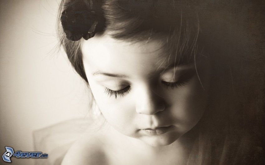 dievčatko, čiernobiela fotka