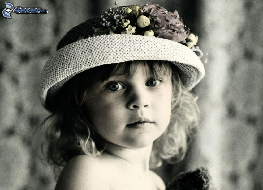 dievčatko, klobúk, čiernobiela fotka