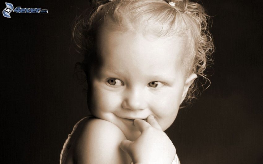 dievčatko, úsmev, čiernobiela fotka