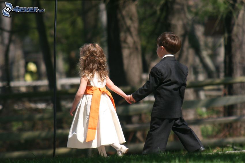 mladí svadobčania, dievčatko a chlapček, park