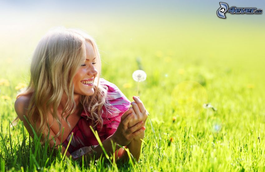 dievča v tráve, úsmev, odkvitnuté púpavy