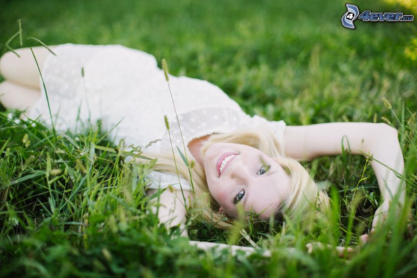 dievča v tráve, úsmev
