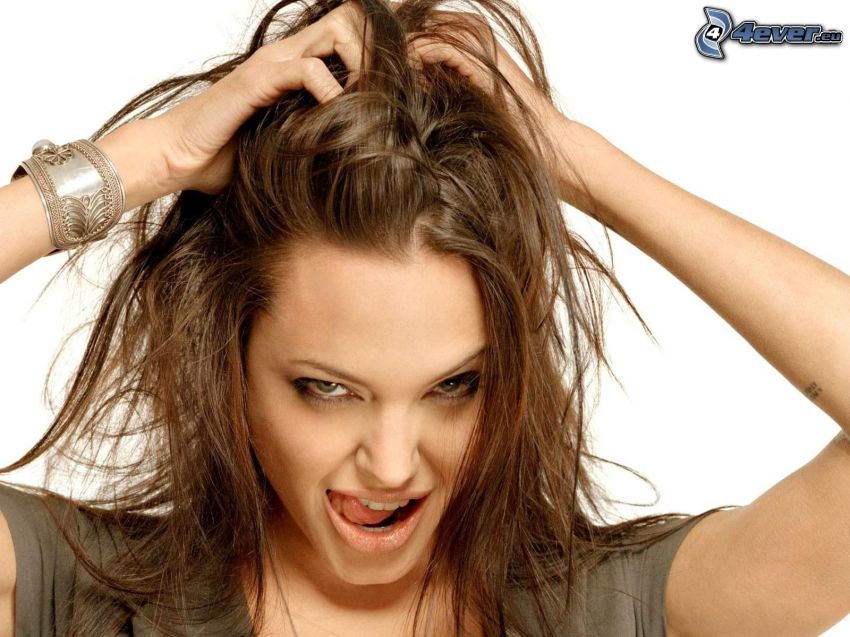 Angelina Jolie, strapaté vlasy