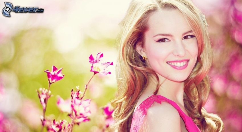 Bridgit Mendler, úsmev, ružové kvety