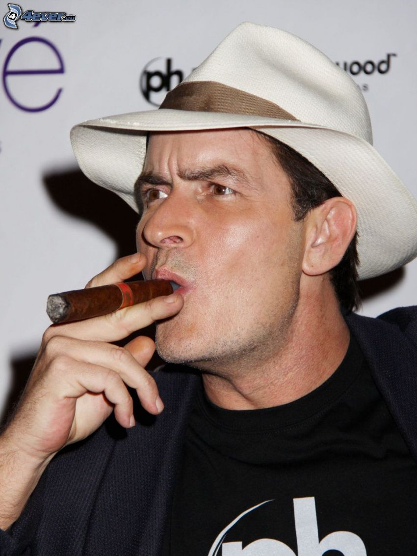 Charlie Sheen, cigara