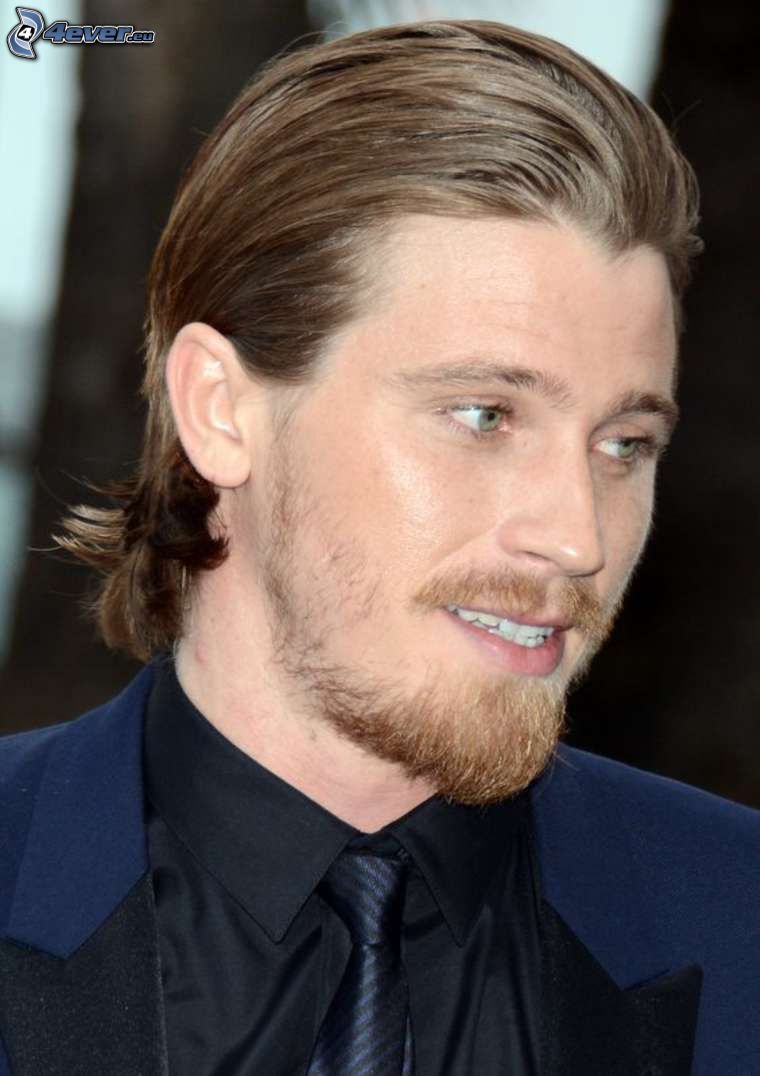 Garrett Hedlund, pohľad, sako