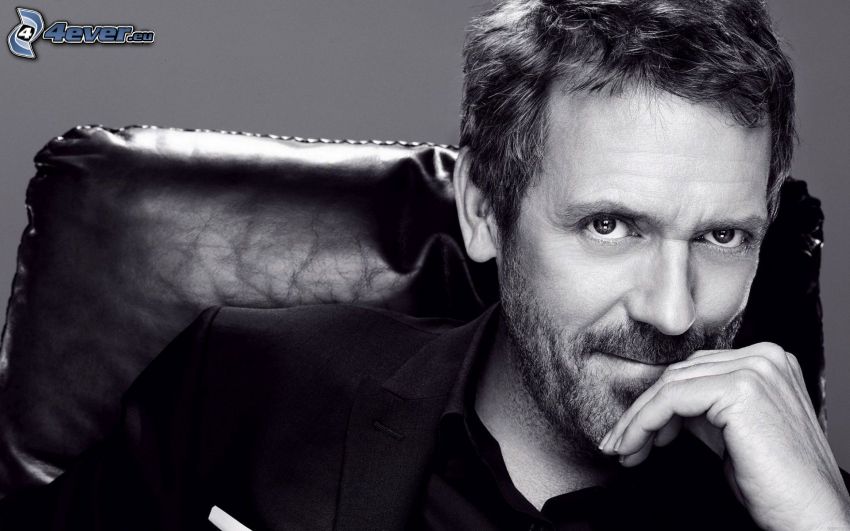 Hugh Laurie, úsmev, čiernobiela fotka