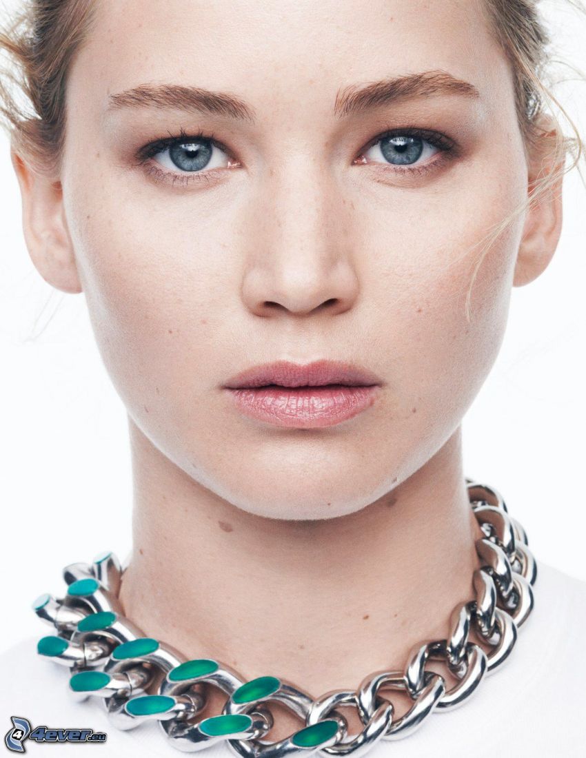 Jennifer Lawrence, tvár, náhrdelník