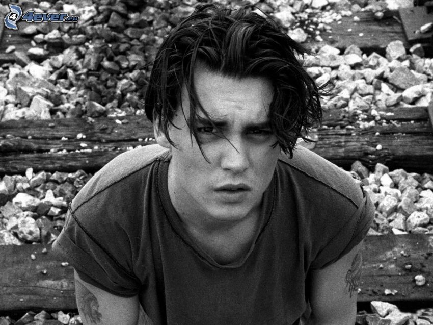 Johnny Depp, čiernobiela fotka, koľajnice
