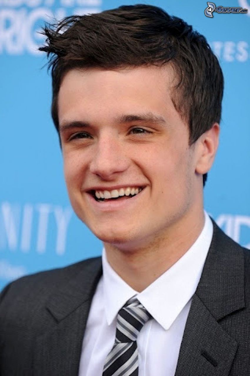 Josh Hutcherson, smiech, muž v obleku