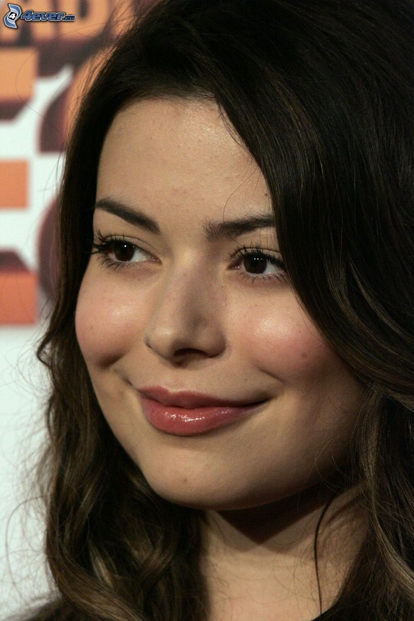 Miranda Cosgrove, úsmev, pohľad