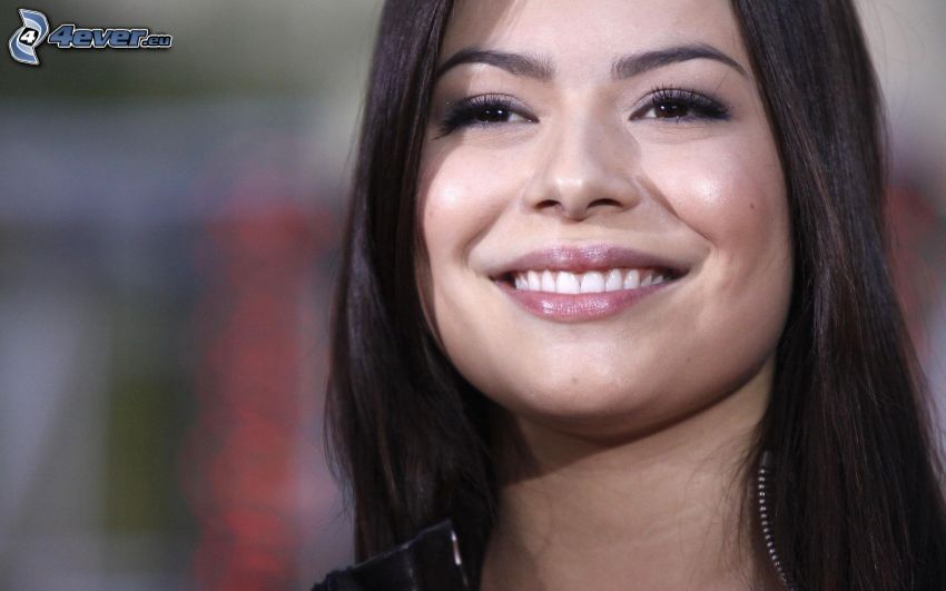 Miranda Cosgrove, úsmev