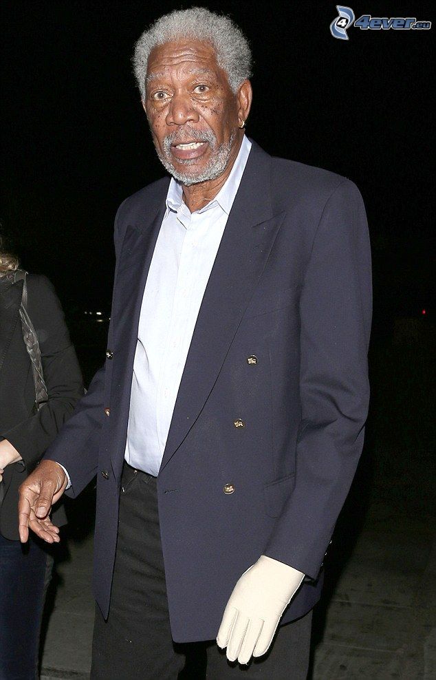 Morgan Freeman, muž v obleku