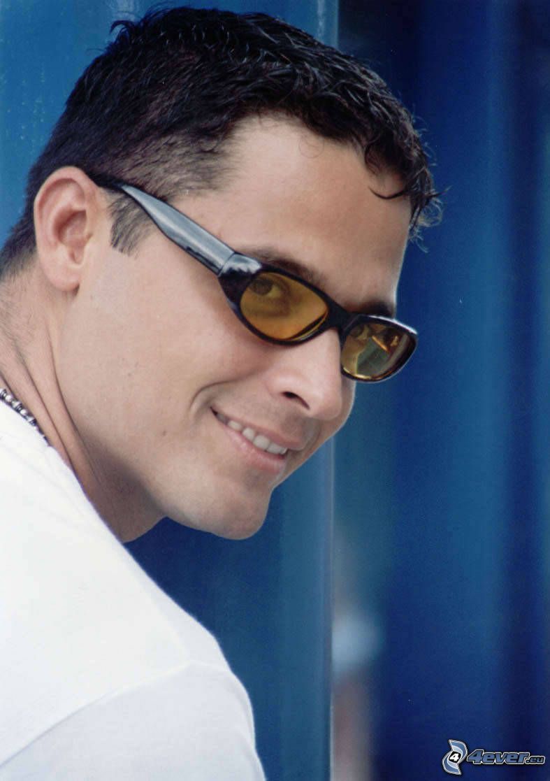 Ricardo Álamo, muž s okuliarmi, úsmev