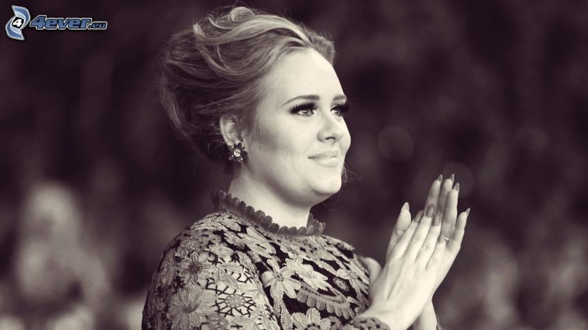 Adele, čiernobiela fotka