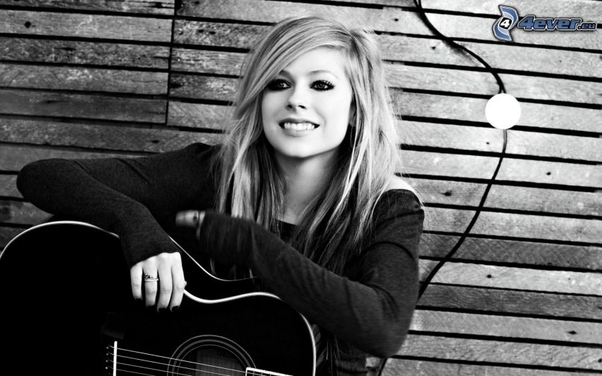 Avril Lavigne, dievča s gitarou, čiernobiela fotka