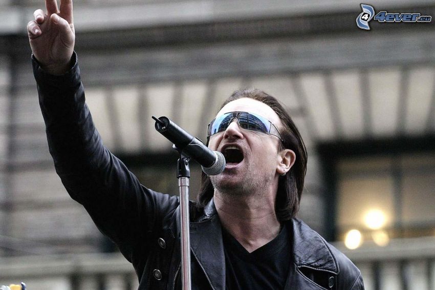 Bono Vox, U2, spevák, mikrofón, slnečné okuliare