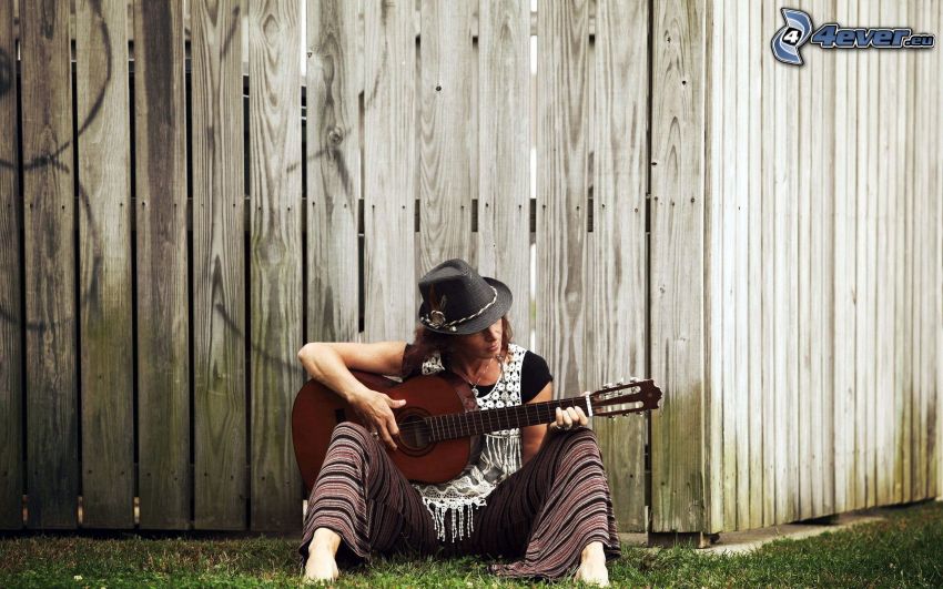 dievča s gitarou, drevený plot