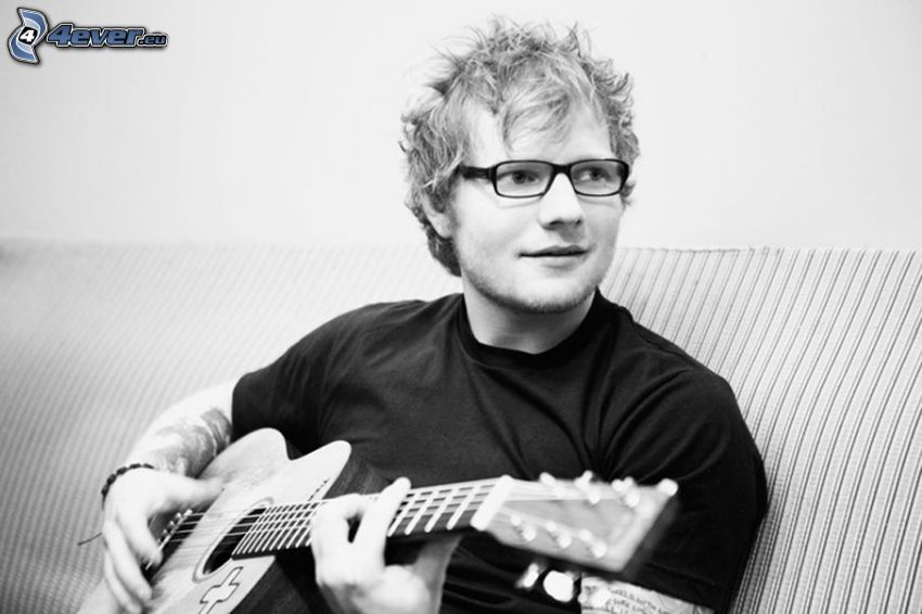 Ed Sheeran, muž s gitarou, čiernobiela fotka
