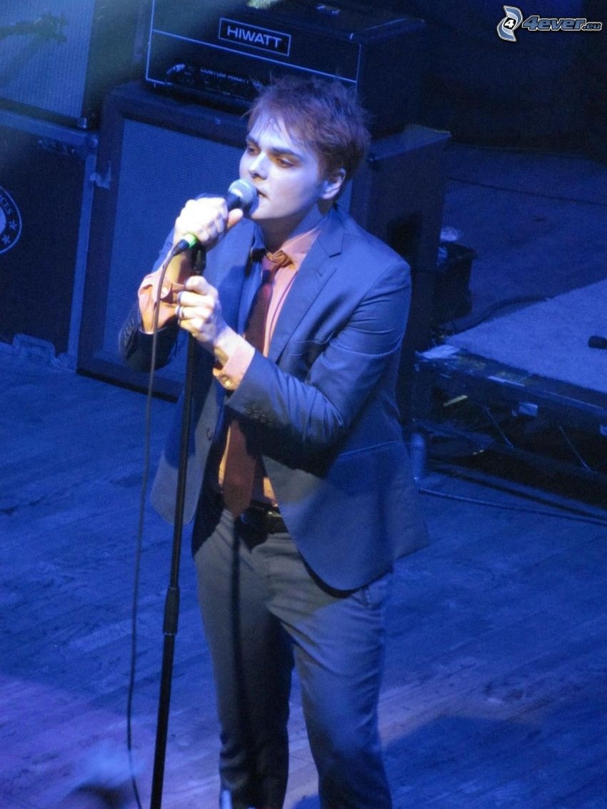 Gerard Way, muž v obleku, spev, pódium
