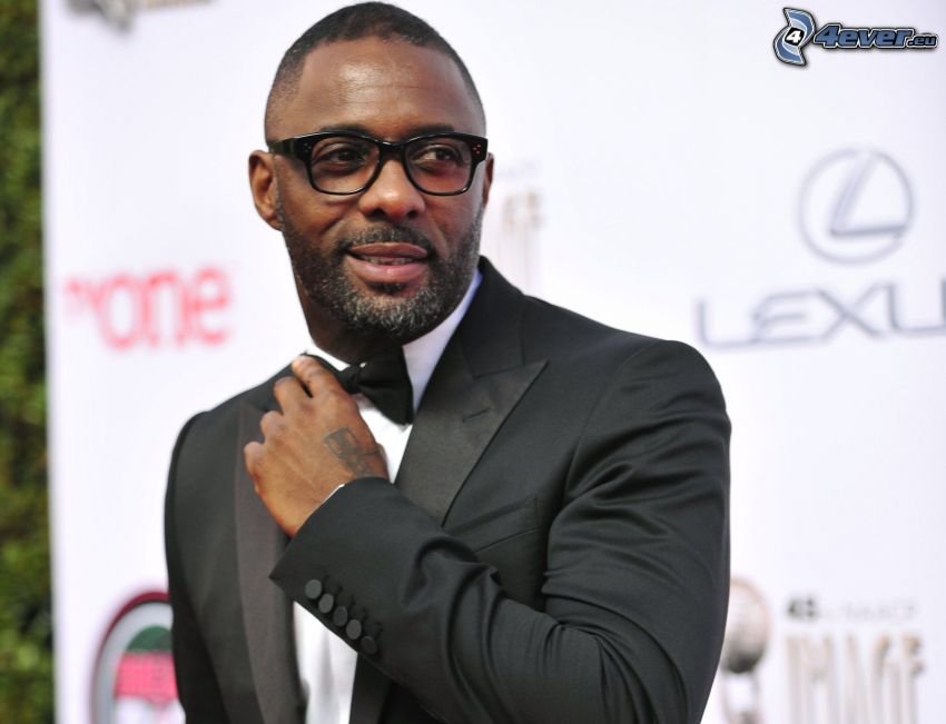 Idris Elba, muž v obleku, muž s okuliarmi
