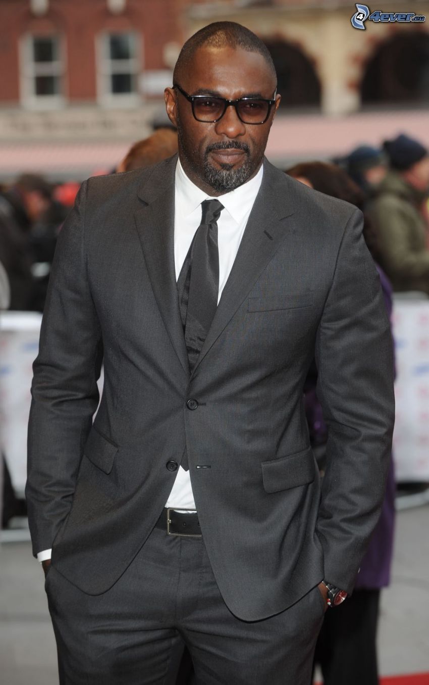 Idris Elba, muž v obleku, muž s okuliarmi