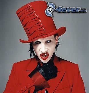 Marilyn Manson, červené pery, klobúk