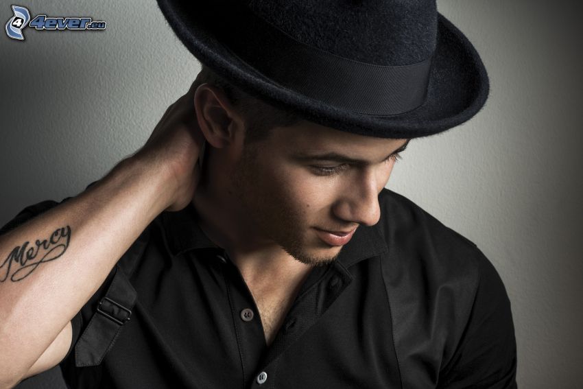 Nick Jonas, muž v klobúku