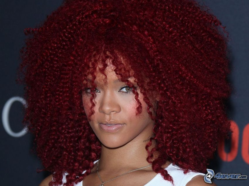 Rihanna, kučeravé vlasy, červené vlasy