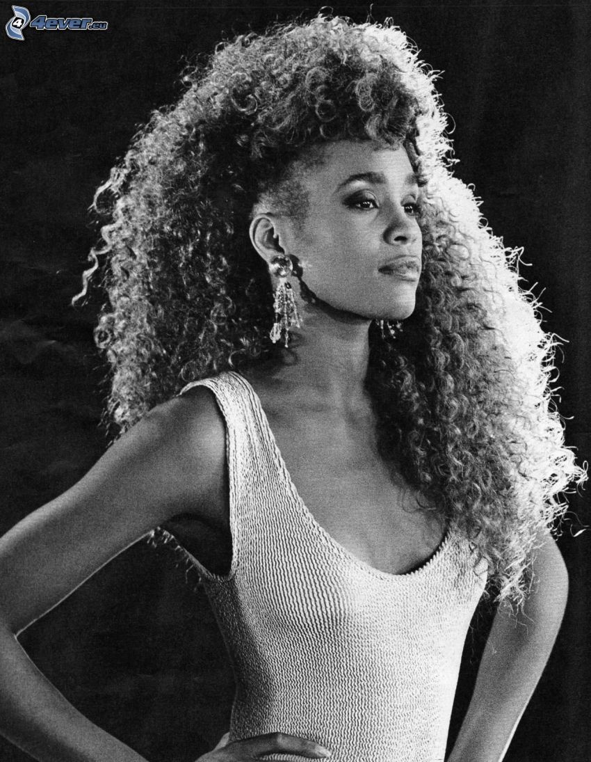 Whitney Houston, kučeravé vlasy, čiernobiela fotka
