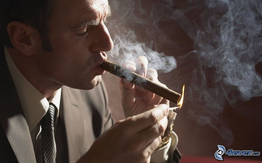 muž, cigara, dym, zápalka, plameň