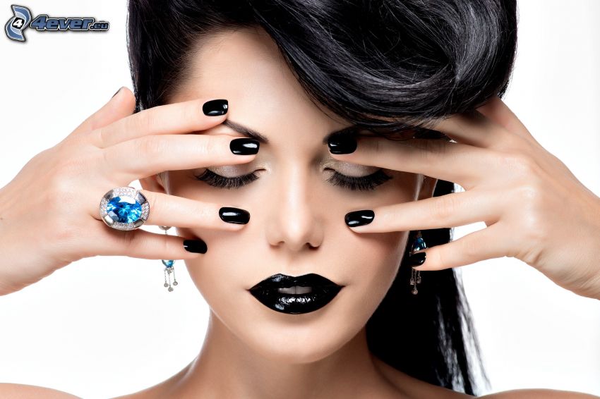 namaľovaná žena, nalakované nechty, čierne pery, prsteň