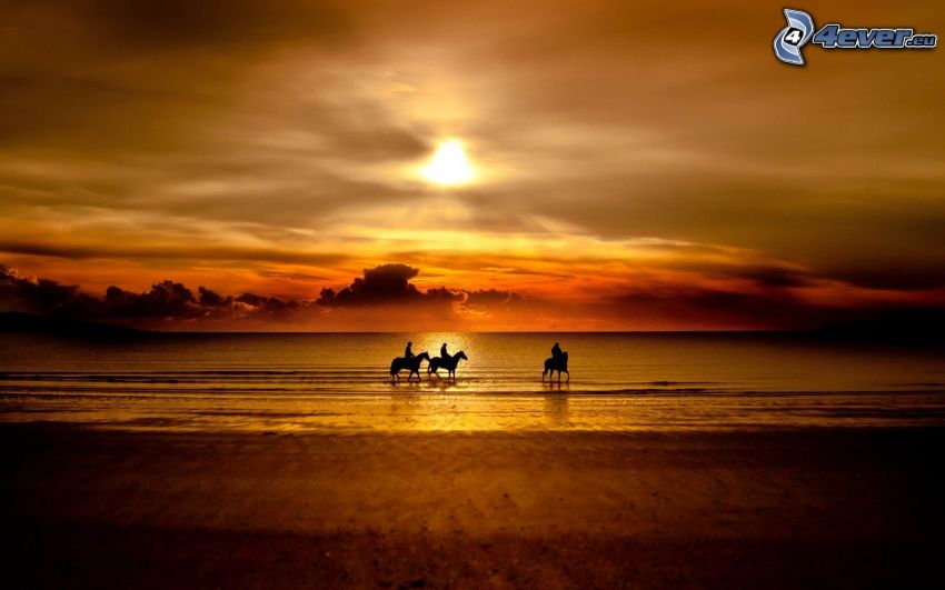 oranžový západ slnka nad morom, siluety ľudí, siluety koní