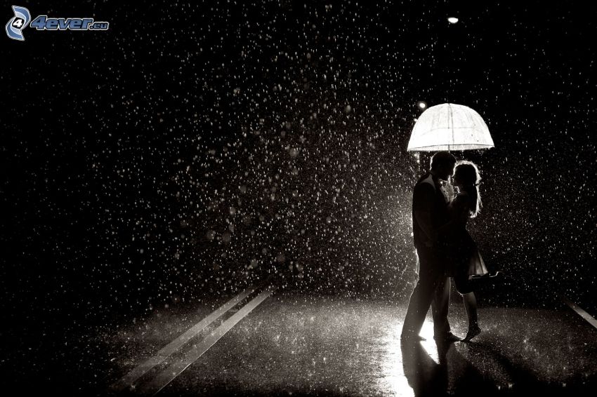 párik v daždi, cesta, čiernobiela fotka