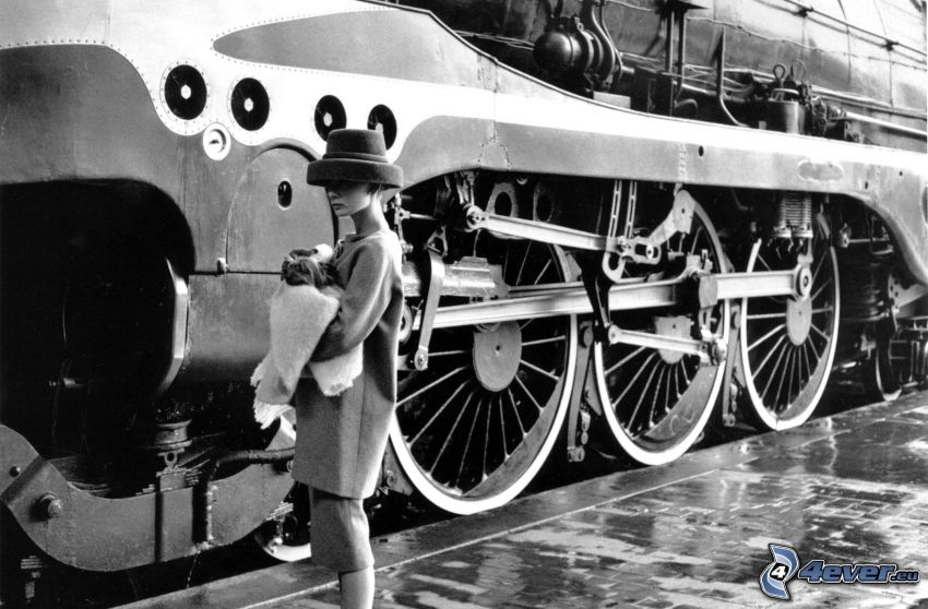 parný vlak, žena, čiernobiela fotka