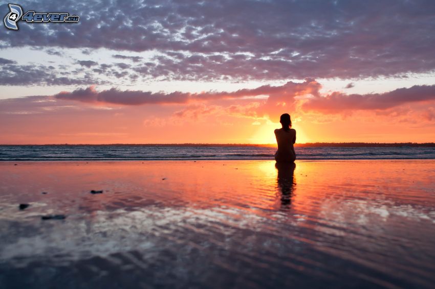 silueta ženy pri západe slnka, pláž, večerná obloha