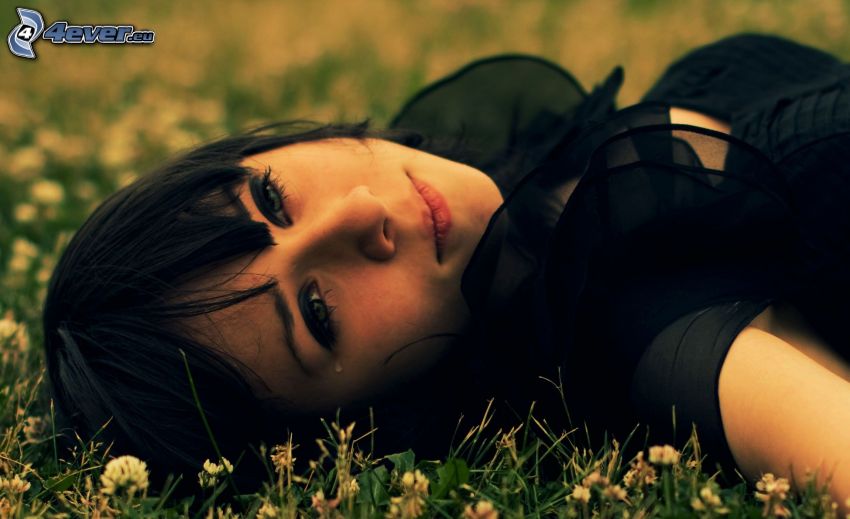 smutné dievča, dievča v tráve