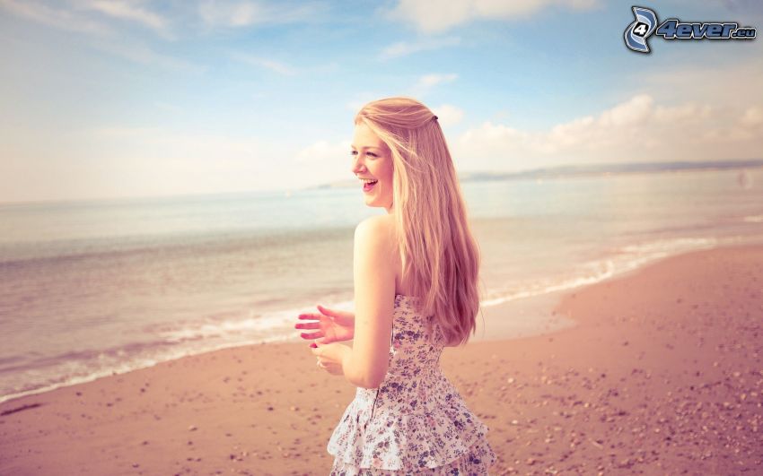 blondínka na pláži, more, smiech
