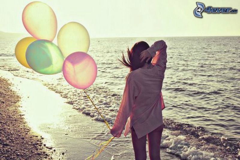 dievča pri mori, balóny, samota