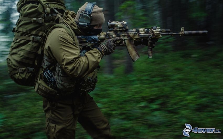 vojak so zbraňou, AK-12