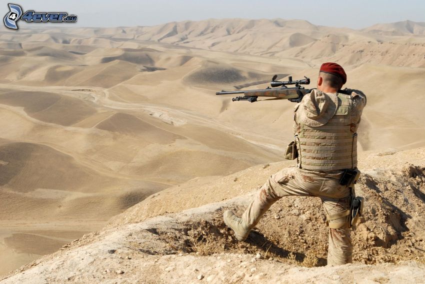 vojak so zbraňou, sniper, púšť