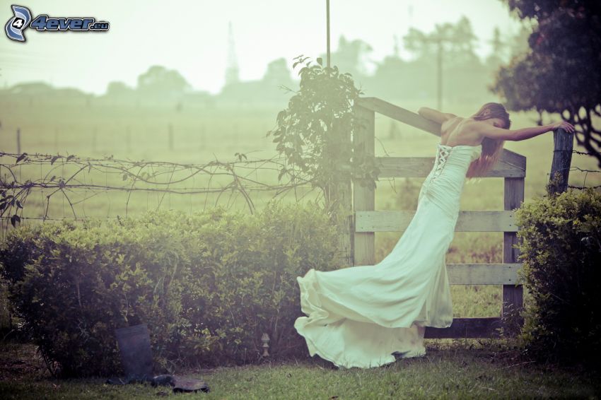 žena, biele šaty, plot