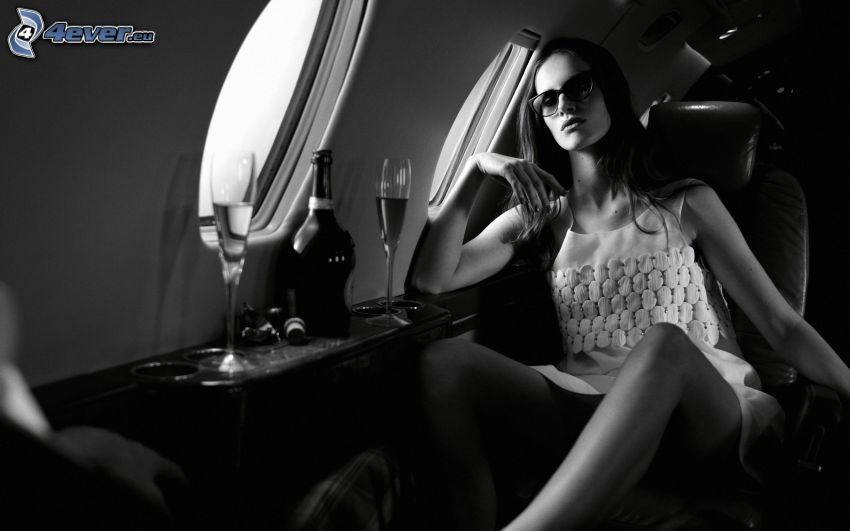 žena, lietadlo, čiernobiela fotka